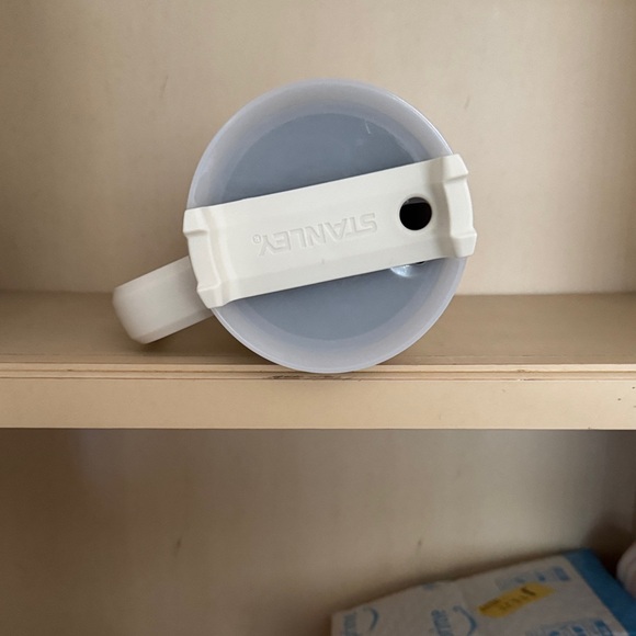 Stanley Cream Insulated Travel Mug with Handle - Picture 4 of 7